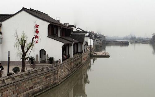 看了韩国街拍才明白：普通“黑色羽绒服”，这么搭配太洋气了！