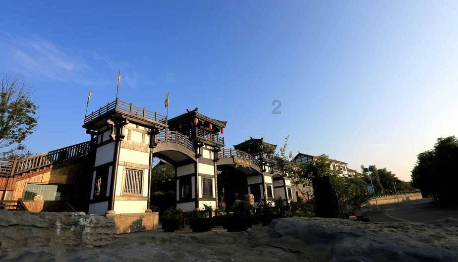 黄金荣收养2米5巨人,命他只能蹲门前吃饭,靠此日进200大洋